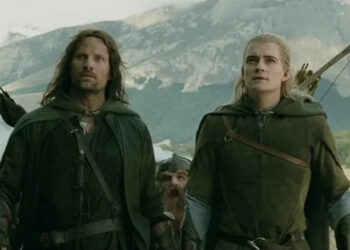 Aragorn and Legolas look up in "The Lord of the Rings: The Two Towers" (2002)