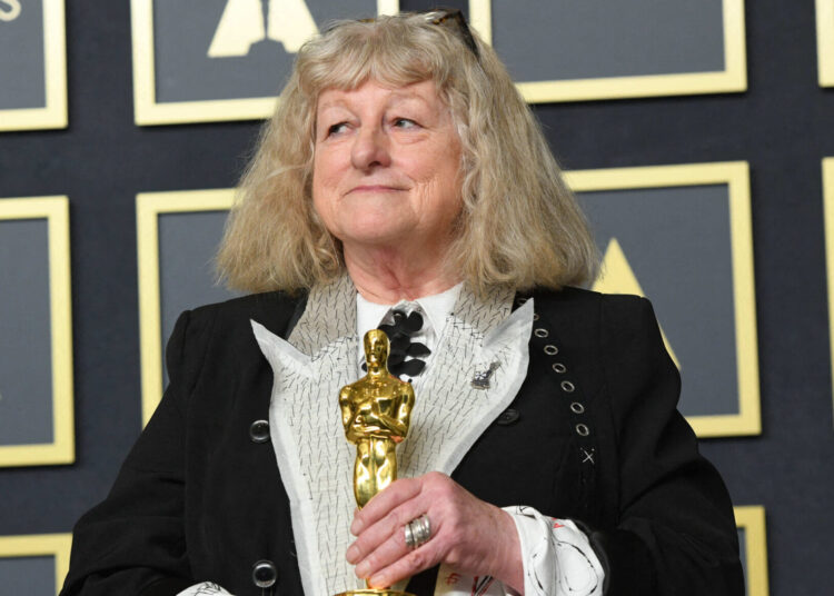 Oscar-Winning Costume Designer Claims Male Actors Often Go Commando for Fittings: ‘It’s Astonishing’ – Globe Magazine