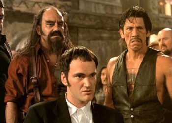 Quentin Tarantino as Richard Gecko surrounded by angry patrons of the bar in From Dusk Till Dawn
