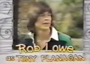 Rob Lowe's Tony Flanagan wearing a white-collared black and green shirt on A New Kind of Family