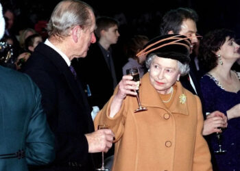 Royals’ love of gin earns Buckingham Palace boozy nickname