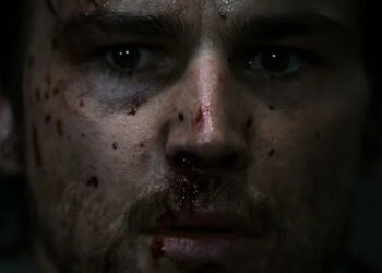 Josh Hartnett's Sheriff Eben Oleson is seen in extreme closeup with blood splatter on his face in 30 Days of Night