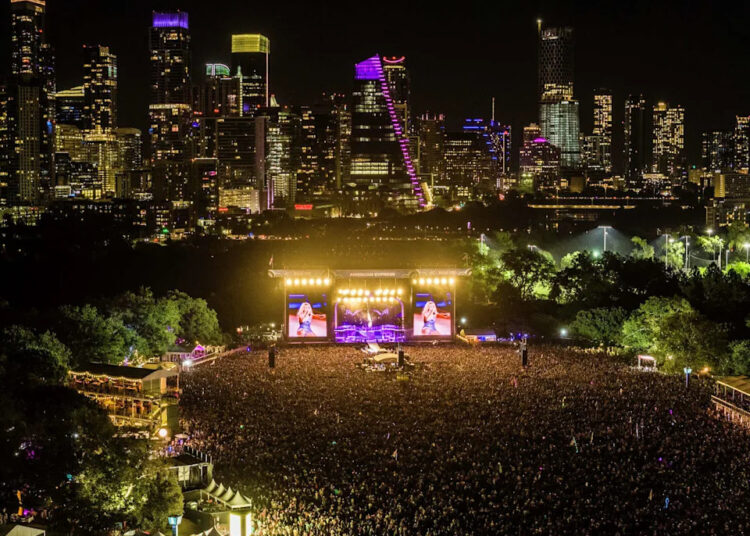 Festgoers watch Sabrina Carpenter perform at Austin City Limits on Saturday Oct. 4, 2025. (Provided by C3 Presents.)