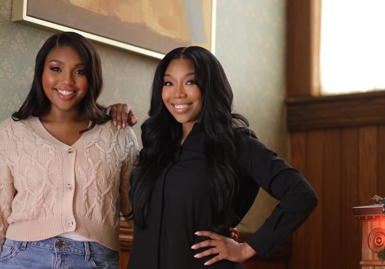 Brandy (R) stars in Christmas Everyday