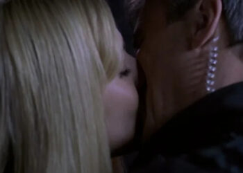 RIchard Dean Anderson's Jack O'Neill kisses Amanda Tapping's Samantha Carter in Stargate SG-1