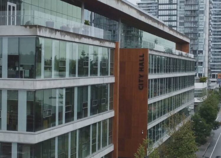 Click to play video: 'New Surrey arena to be built in City Centre, mayor says'