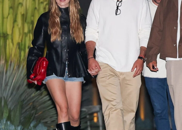 *premium exclusive* los angeles, ca new couple sydney sweeney and scooter braun were spotted enjoying a night out at the david kordansky gallery, followed by a private dinner. the couple was spotted showing pda as they excited the gallery holding hands surrounded by friends. the couple then made a sneaky entrance and exit to dinner later that night with sydney sneaking out the back exit into their car. pictured: sydney sweeney, scooter braun backgrid usa 30 september 2025 usa: +1 310 798 9111 / usasales@backgrid.com uk: +44 208 344 2007 / uksales@backgrid.com *uk clients pictures containing children please pixelate face prior to publication*
