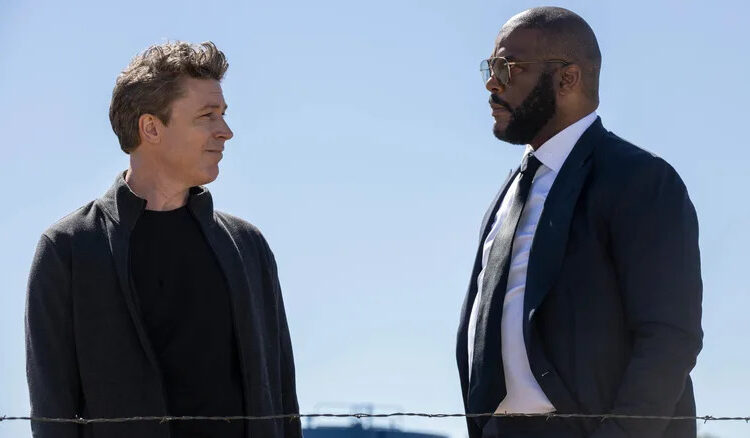Aidan Gillen as Jack and Tyler Perry as Arthur facing each other in Those Who Wish Me Dead