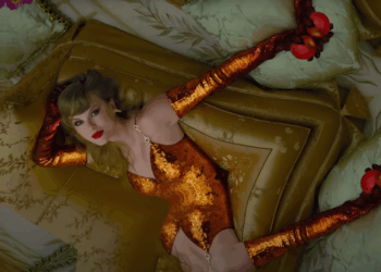 taylor swift holding an apple