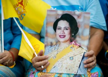 epaselect epa12295342 A Thai royalist holds a portrait of Thai Queen Mother Sirikit during a ceremony to celebrate her 93rd birthday at the Royal Ground Sanam Luang in Bangkok, Thailand, 12 August 2025. The Queen Mother of Thailand turned 93 on 12 August 2025. EPA/RUNGROJ YONGRIT
