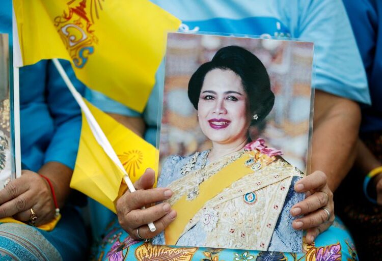 epaselect epa12295342 A Thai royalist holds a portrait of Thai Queen Mother Sirikit during a ceremony to celebrate her 93rd birthday at the Royal Ground Sanam Luang in Bangkok, Thailand, 12 August 2025. The Queen Mother of Thailand turned 93 on 12 August 2025. EPA/RUNGROJ YONGRIT