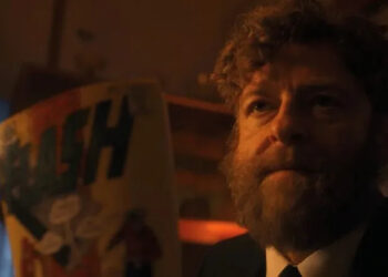 Rabbi Uris holding the Flash #123 comic in It: Welcome to Derry