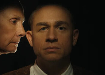 Laurie Metcalf and Charlie Hunnam in <i>Monster: The Ed Gein Story</i><span class="copyright">Netflix</span>
