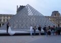 A wedding couple hugs as visitors queue to enter the Louvre museum three days after historic jewels were stolen in a daring daylight heist, on October 22, in Paris. Photo: AP Photo