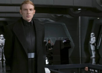 General Hux gets hit with a “Yo Mama” joke in <em>The Last Jedi</em>.