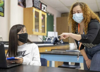 Science teacher Stacey Rivera teaches sixth-grader Joliena Ramirez, 11, at Bedichek Middle School in South Austin. Austin school district Superintendent Stephanie S. Elizalde invited students to return to on-campus classes amid a decrease in coronavirus cases. (JAY JANNER/AMERICAN-STATESMAN)
