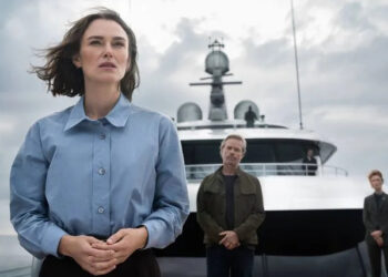 Parisa Taghizadeh/Netflix© 2025 Keira Knightley as Lo and Guy Pearce as Bullmer in 'The Woman in Cabin 10'.
