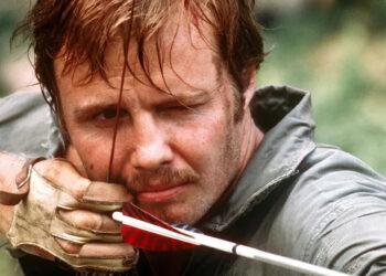 Jon Voight's Ed Gentry aiming with a bow and arrow in Deliverance