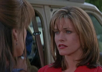 Gale talking to Sidney outside in Scream