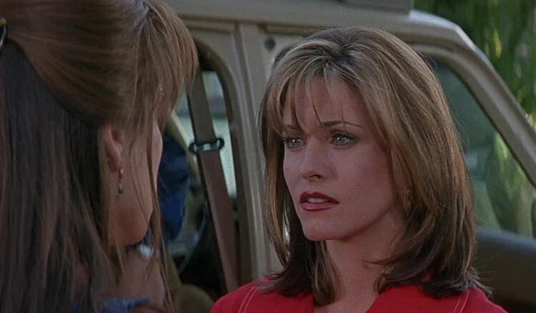 Gale talking to Sidney outside in Scream