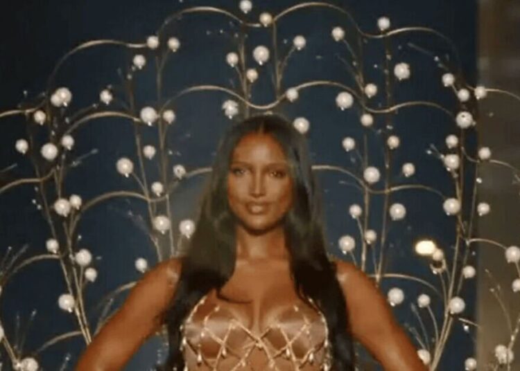 Victoria's Secret makes history with 'symbolic' runway opener - Celebrity News - Entertainment