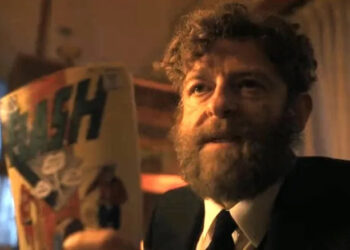 Rabbi Uris holding a Flash comic in It: Welcome to Derry