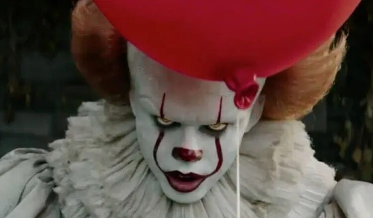 IT (2017) -- Pennywise holding red balloon