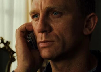 James Bond listening to his phone in Casino Royale
