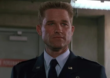Kurt Russell as Jack O'Neil wearing his military uniform in Stargate
