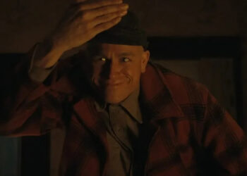 Charlie Hunnam clowns as Ed Gein in Monster: The Ed Gein Story