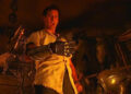 Ash trying out a robot hand in Army of Darkness