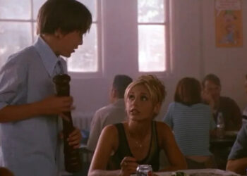 Sarah Michelle Gellar's unnamed character sitting at a cafeteria table in