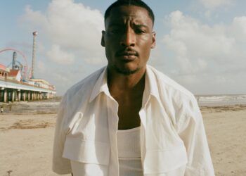 Houston native singer/songwriter/producer reggie has released new single and music video “Headstone” via Vaughn Lowery + 360 MAGAZINE.