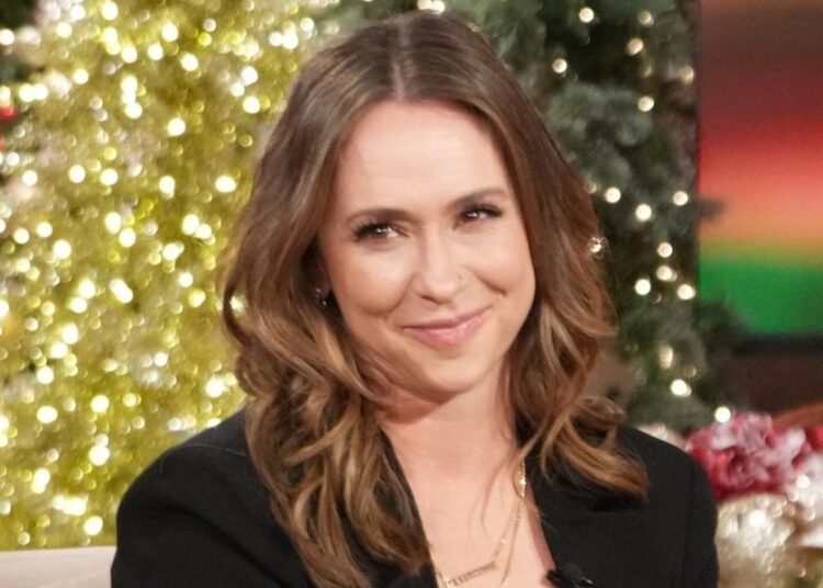 ‘9-1-1’ Star Jennifer Love Hewitt Teases Major Career News