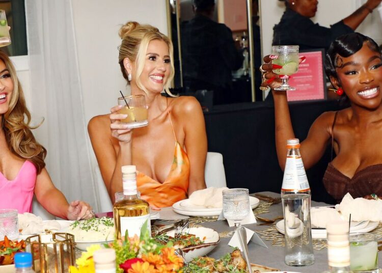 10 most iconic celebrity Friendsgivings over the years - Celebrity News - Entertainment