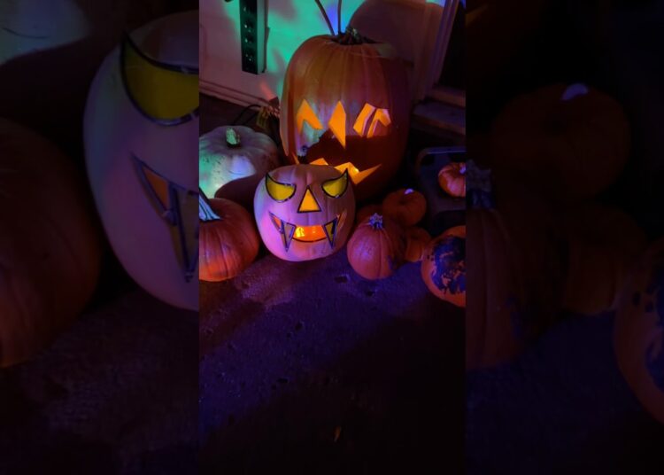 How do glass artists decorate their pumpkins? #glassart #shorts #jackolantern
