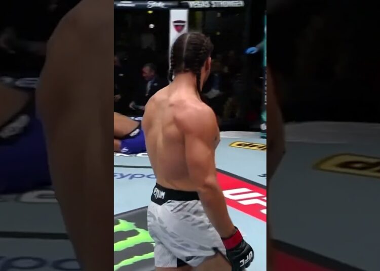 KNOCKOUT ARTIST gets the submission! 😮 #ufcvegas110