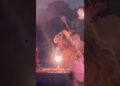 ¡Sabrina Carpenter acaba de proponerle a un fan en el escenario! #artist