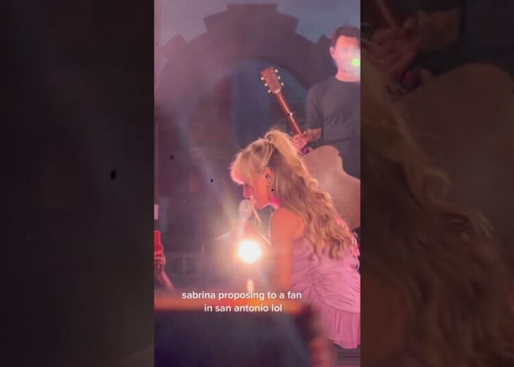 ¡Sabrina Carpenter acaba de proponerle a un fan en el escenario! #artist