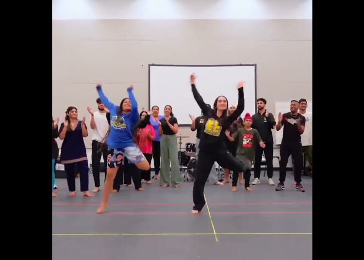 Best Girl Bhangra Steps to Karan Aujla and Ed Sheeran Song Symmetry #bhangraempire #symmetry