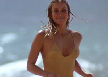 Bo Derek as Jenny Hanley running on the beach in 10