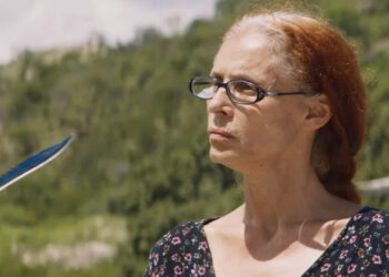 Sônia Braga as Domingas faces a knife held by someone standing off-screen in Bacurau