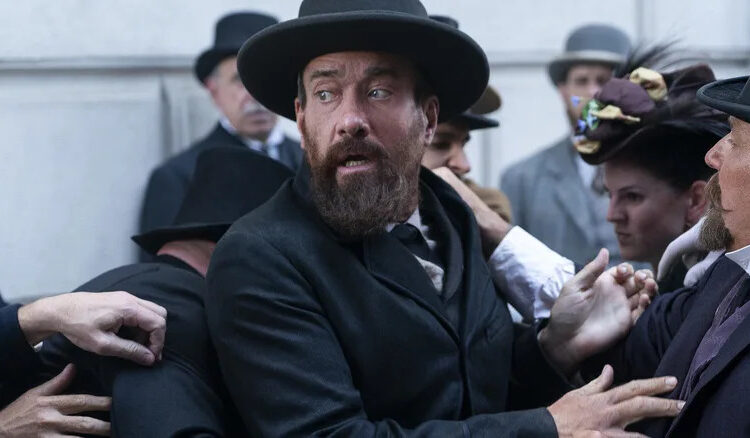 Charles Guiteau stressed in crowd