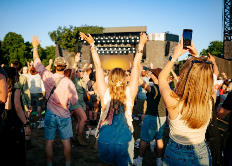 A quarter of live music event fans spend over £100 on outfits - report