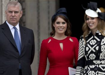 Andrew faces 'awkward' moment when meeting with Beatrice and Eugenie | Royal | News