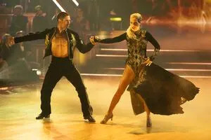 Atlanta ‘The Parent Trap’ actress advances to ‘Dancing with the Stars’ finale