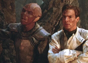Lou Gossett Jr. as Jeriba and Dennis Quaid as Davidge are stuck on a hostile planet in Enemy Mine