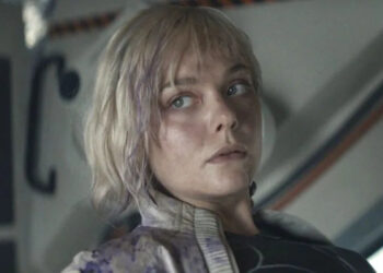 Elle Fanning as Thia in Predator: Badlands.