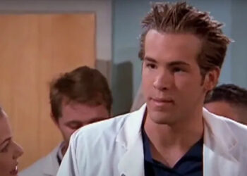Ryan Reynolds' Michael Leslie Bergen stands in a medical coat in Two Guys and a Girl