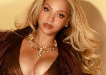 Beyoncé reunited with Kelly Rowland in a menswear-inspired concert outfit and gold jewelry.